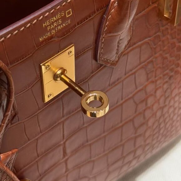 Classic Hermes Bag: A Stylish and Versatile Choice for Elegance - Picture 3 of 6
